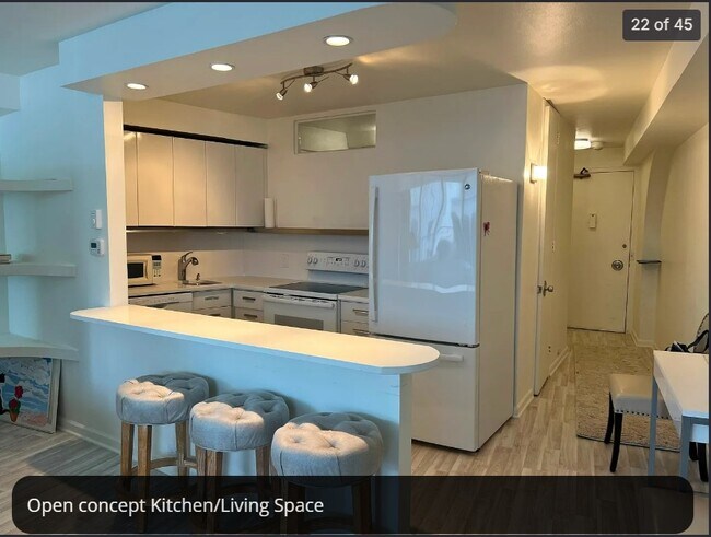 Building Photo - 300 N State St