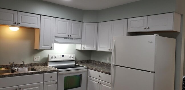 Building Photo - 802 N Lake Dr