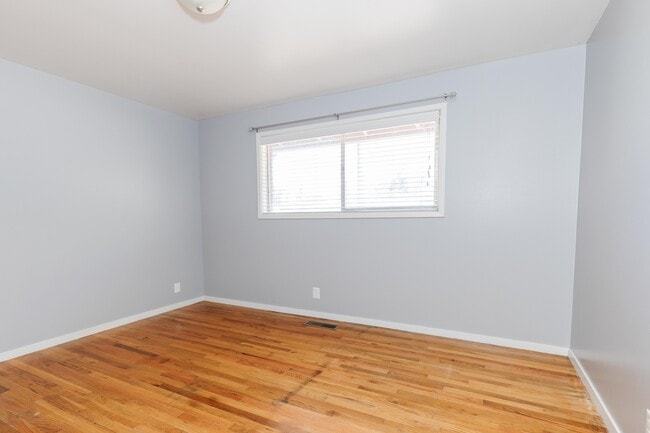Building Photo - 564 E 700 N