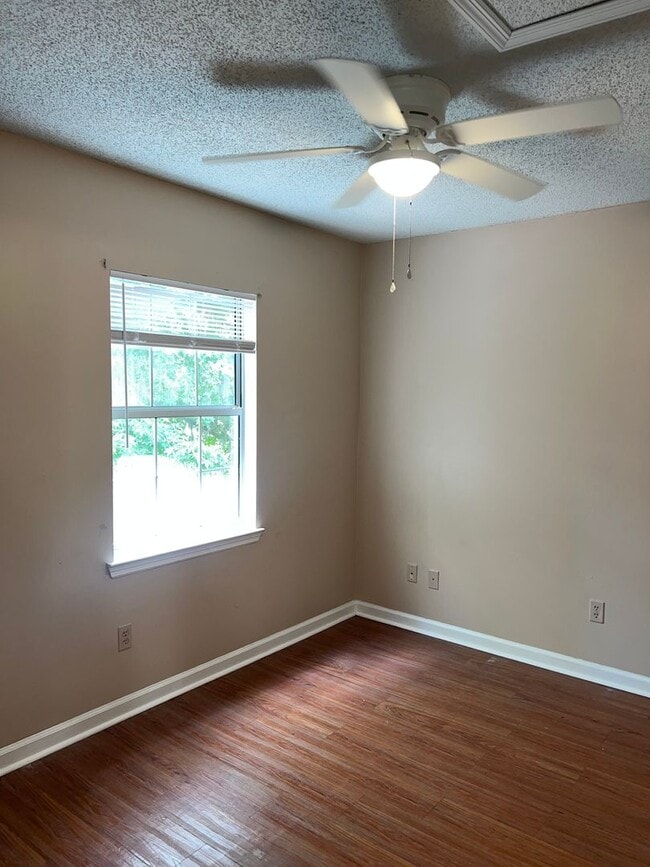 Building Photo - Two Story 3 Bed 2.5 Bath Available Early S...