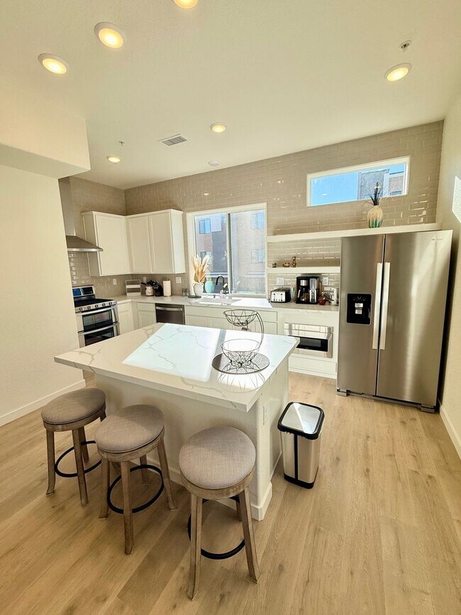 Building Photo - Elegant Riverside Escape — New Townhome Steps from the Truckee River