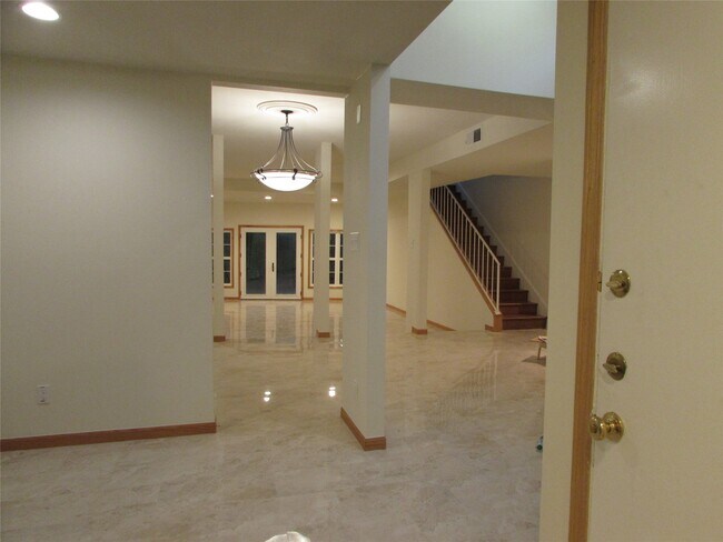 Building Photo - 201 Vanderpool Ln