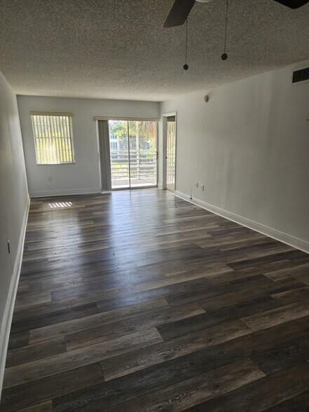 Building Photo - 1100 Ponce de Leon Cir