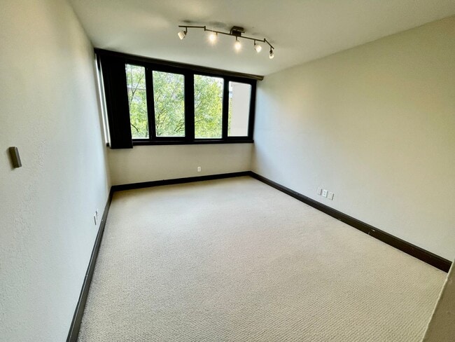 Building Photo - Modern 2-Bed, 2-Bath Downtown Condo with P...