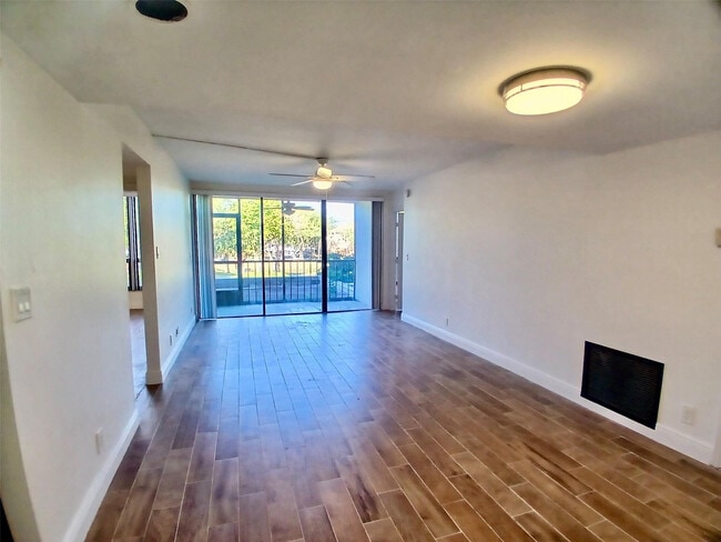 Building Photo - 5951 Wellesley Park Dr