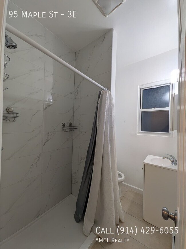 Building Photo - 95 Maple St