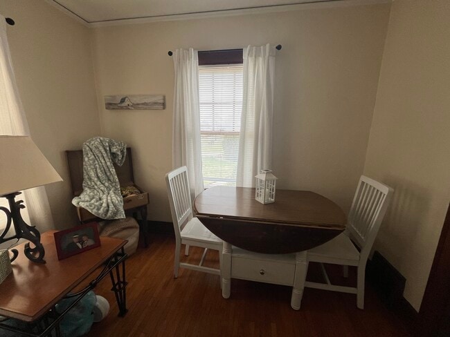 Building Photo - 206 Oak St