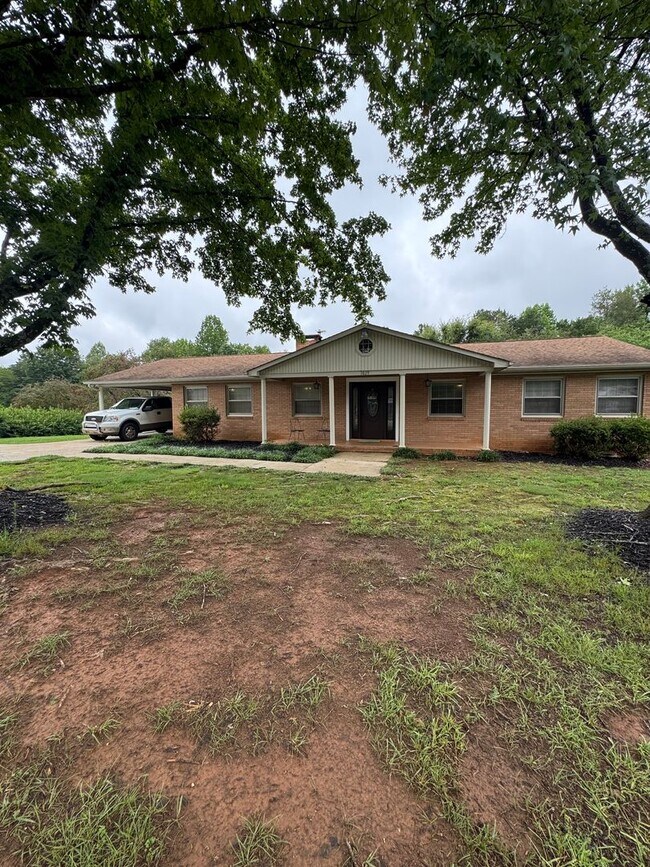 Building Photo - Spacious 3 Bedroom Home with Office, Pool, & Lawn Care Included – Hudson, NC