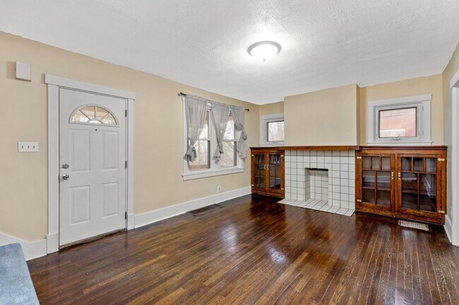 Building Photo - Stunning 3 bedroom home in Verona available April 15!