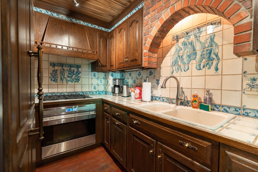 Building Photo - 70 Gallun Ln