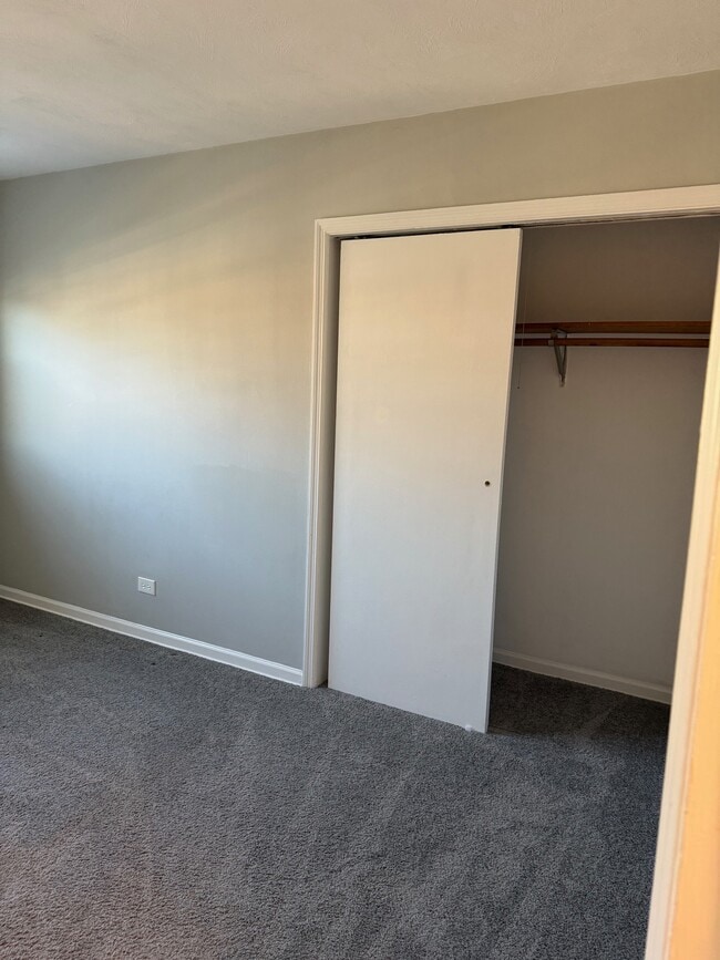 Building Photo - Colonial Gardens