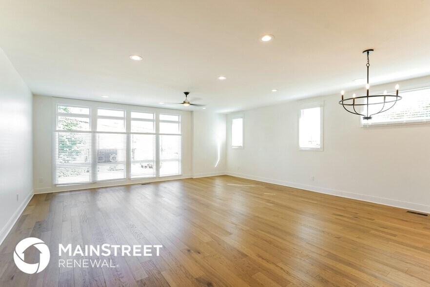 Building Photo - 606 26th Ave N