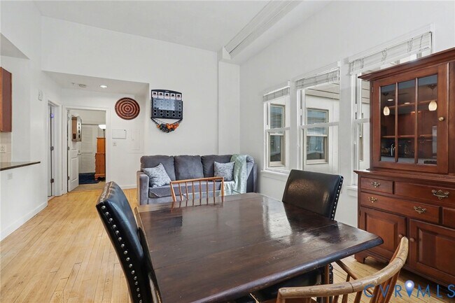 Building Photo - 230 N 6th St S