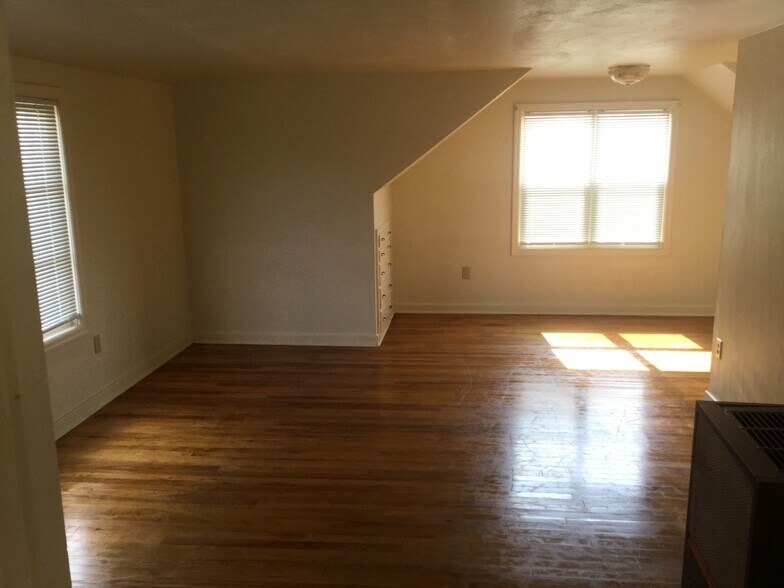 Building Photo - 1010 E 2nd St