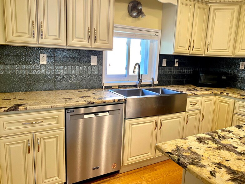 Primary Photo - 23 Farmcrest Ave