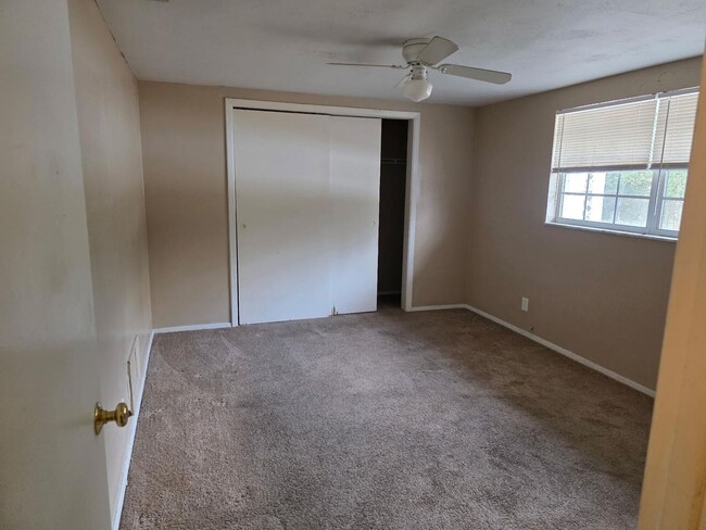 Building Photo - Move-In Ready 2BR/2BA Triplex with Patio & Parking in Prime Location