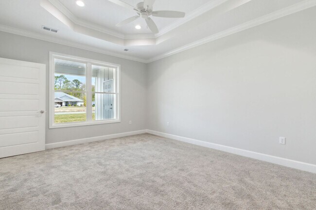 Building Photo - Resort Style living, minutes to town!