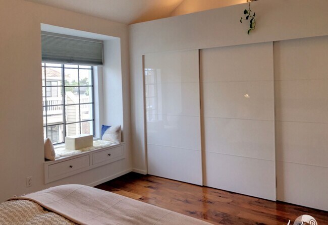 Building Photo - Rare 3 bed 2 bath Townhome available now.