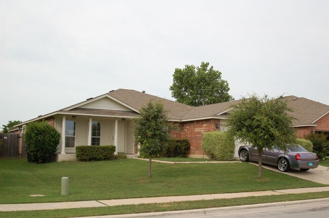 Building Photo - Check out this SWEET 4 bed/2 bath home!