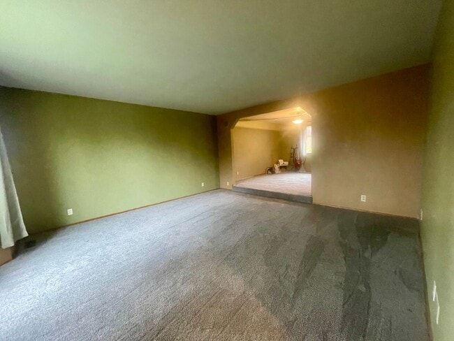 Building Photo - 4 bedroom, 2.5 Bath House in Mukilteo, $3995 per month