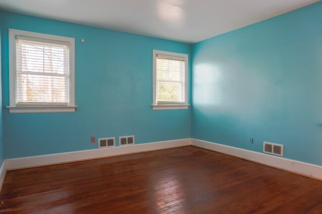 Building Photo - 8803 Turnbull Ave