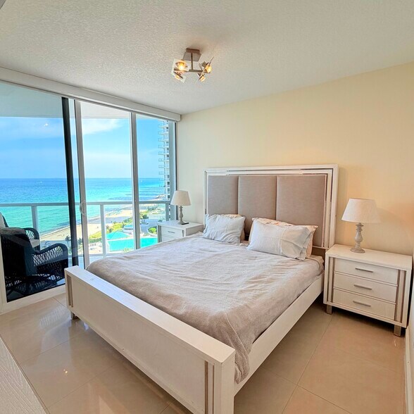 Building Photo - 16699 Collins Ave