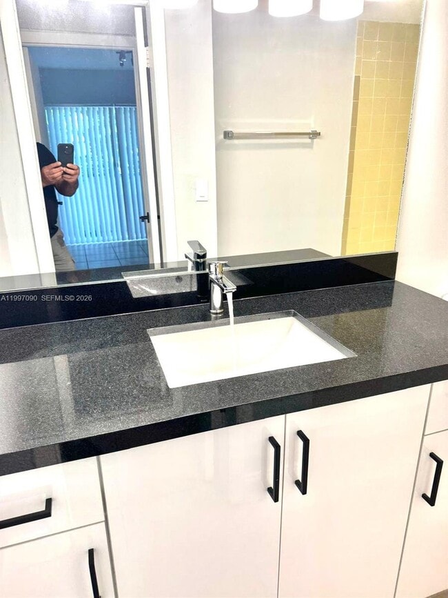 Building Photo - 400 NE 18th Ave