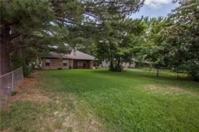 Building Photo - Beautiful 3 Bedroom / 2 Bathroom Home - ASK ABOUT OUR CASHLESS SECURITY DEPOSIT OPTION