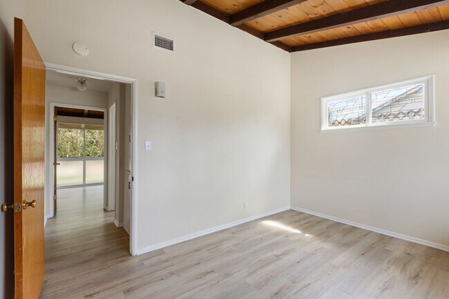 Building Photo - Charming Mid-Century 3-Bedroom Home in Win...