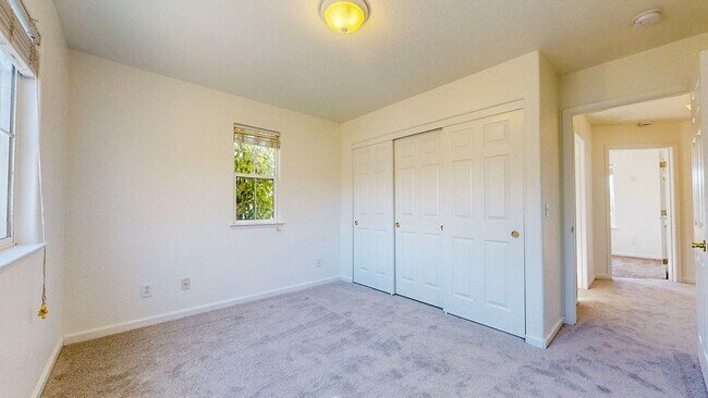 Building Photo - Beautiful 3 Bedroom 2.5 Bath Single Family...