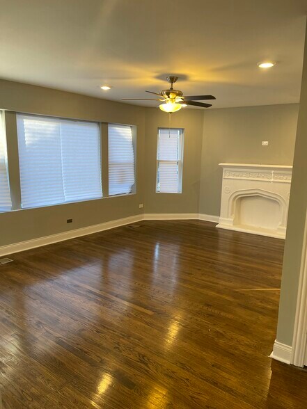 Spacious Front Living Area - 8625 S Euclid Ave