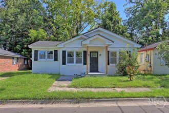 Building Photo - 636 W 48th St