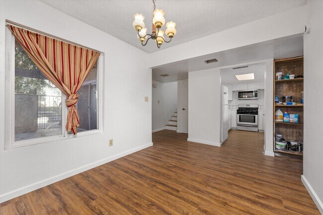 Building Photo - Spacious Condo Near Bakersfield College – Prime Location!