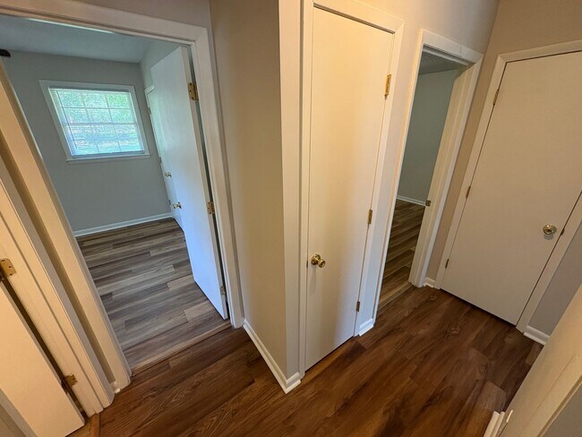 Building Photo - 2 Bedroom, 1 Bath Duplex Located in the Center of Wilmington