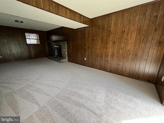 Building Photo - 15705 Anamosa Dr