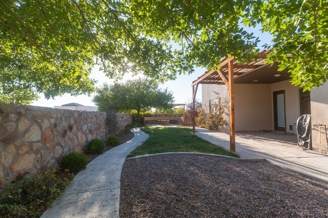 Building Photo - Stunning 4 bedroom, 2,5 bath home in West ...