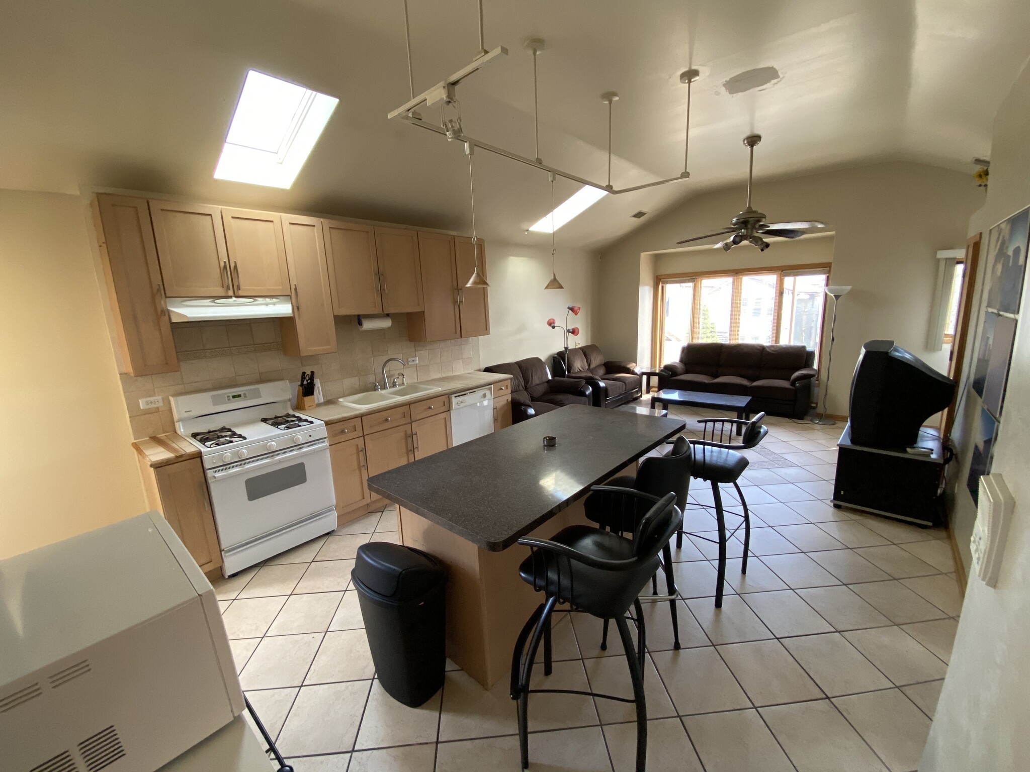 Kitchen / Living Room - 2442 W Fillmore St