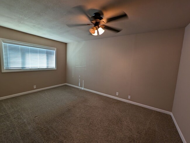 Building Photo - 3 Bedroom House in Shasta Lake, Fridge, Wa...