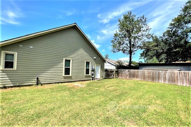 Building Photo - 321 Springwood Dr