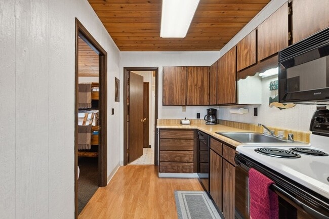 Building Photo - 1 Bedroom, 1 Bath Condo on Whitefish Lake