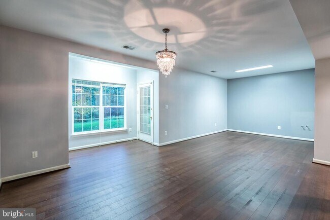 Building Photo - 43619 Dunhill Cup Square