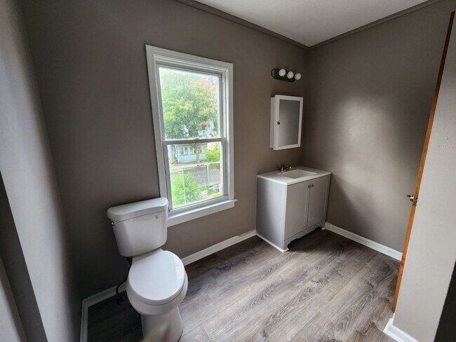Building Photo - Three Bedroom Single Family Home!