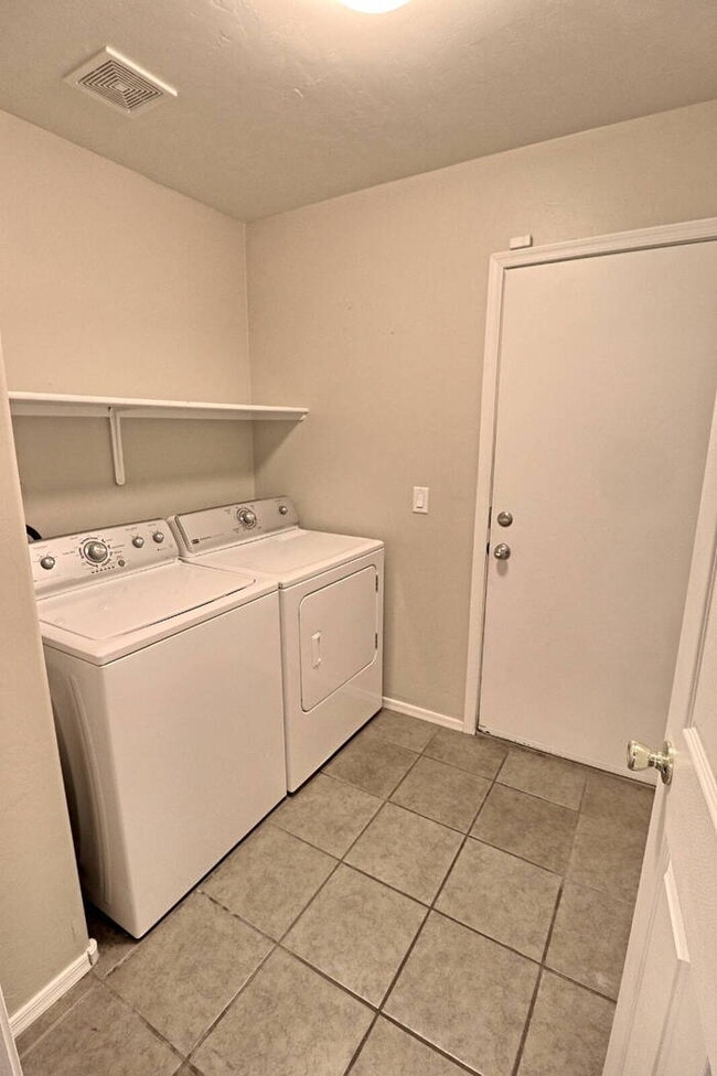 Building Photo - 50% OFF FIRST MONTH'S RENT!!!!!!!!!!!! Los Arroyos