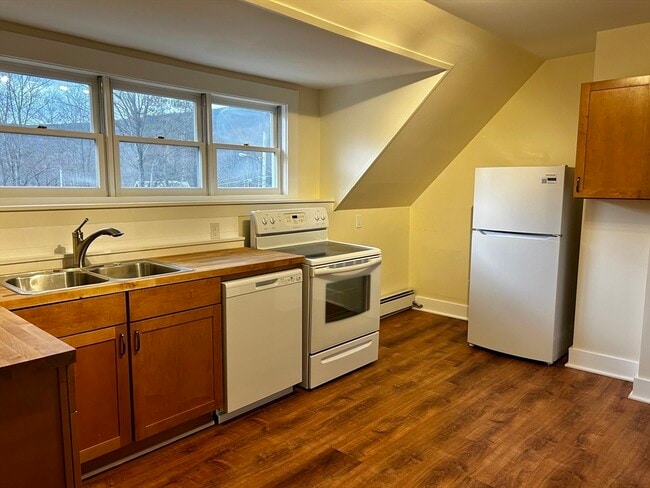 Building Photo - 46 Elm St