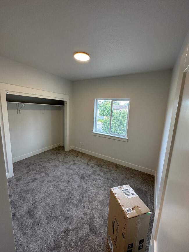 Building Photo - 522 E Heron Park St