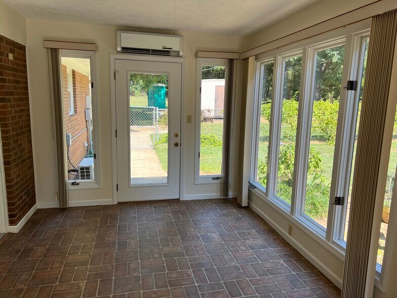 Building Photo - 110 Wellington St