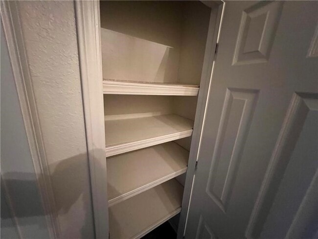 Building Photo - 323 S 11th Pl