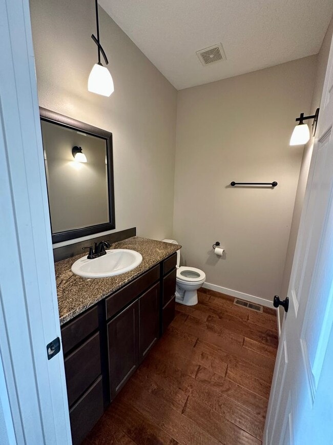 Building Photo - 3 Bedroom Townhome
