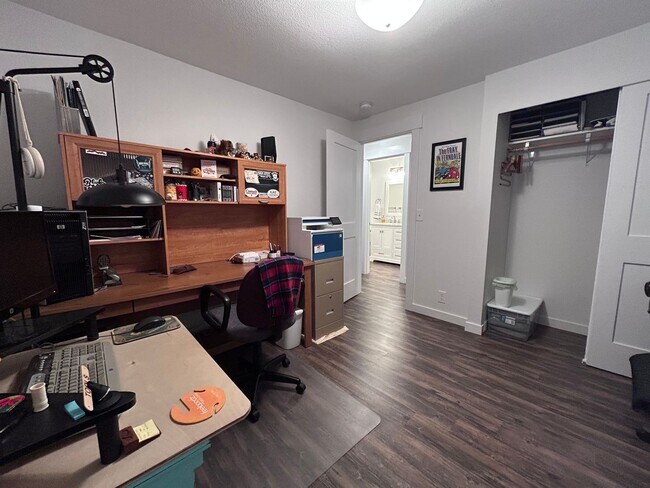 Building Photo - 3 Bedroom 2 Bath home in south Bellingham with a 2-car garage