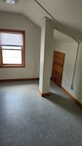 Building Photo - 915 S 48th St